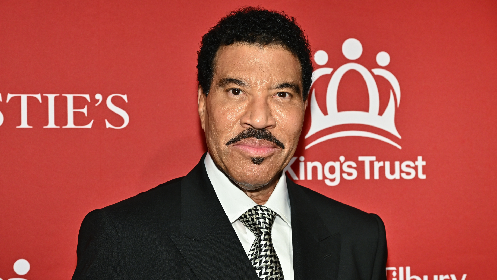 Lionel Richie pausing touring due to heart procedure, rep says